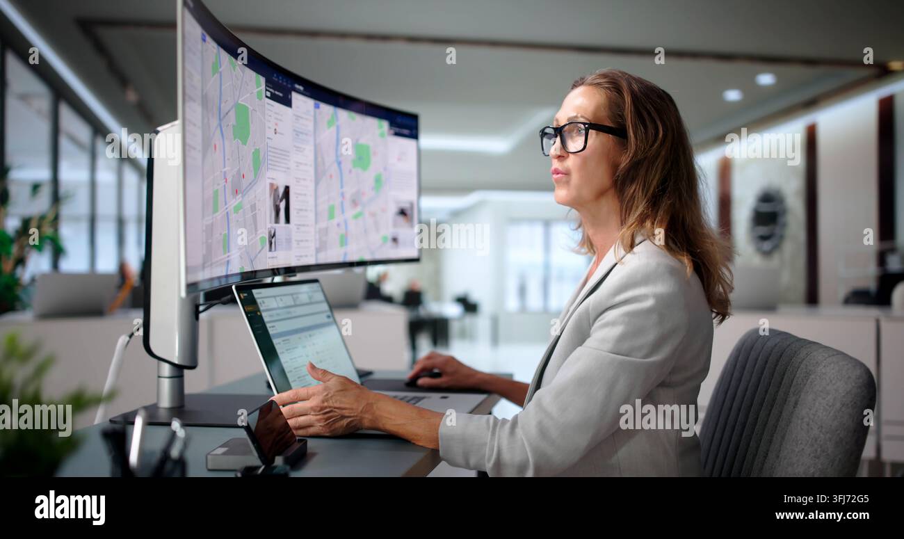 Verbrechensanalyst studiert georäumliche Daten am Computer für Polizeieinsichten. Stockfoto