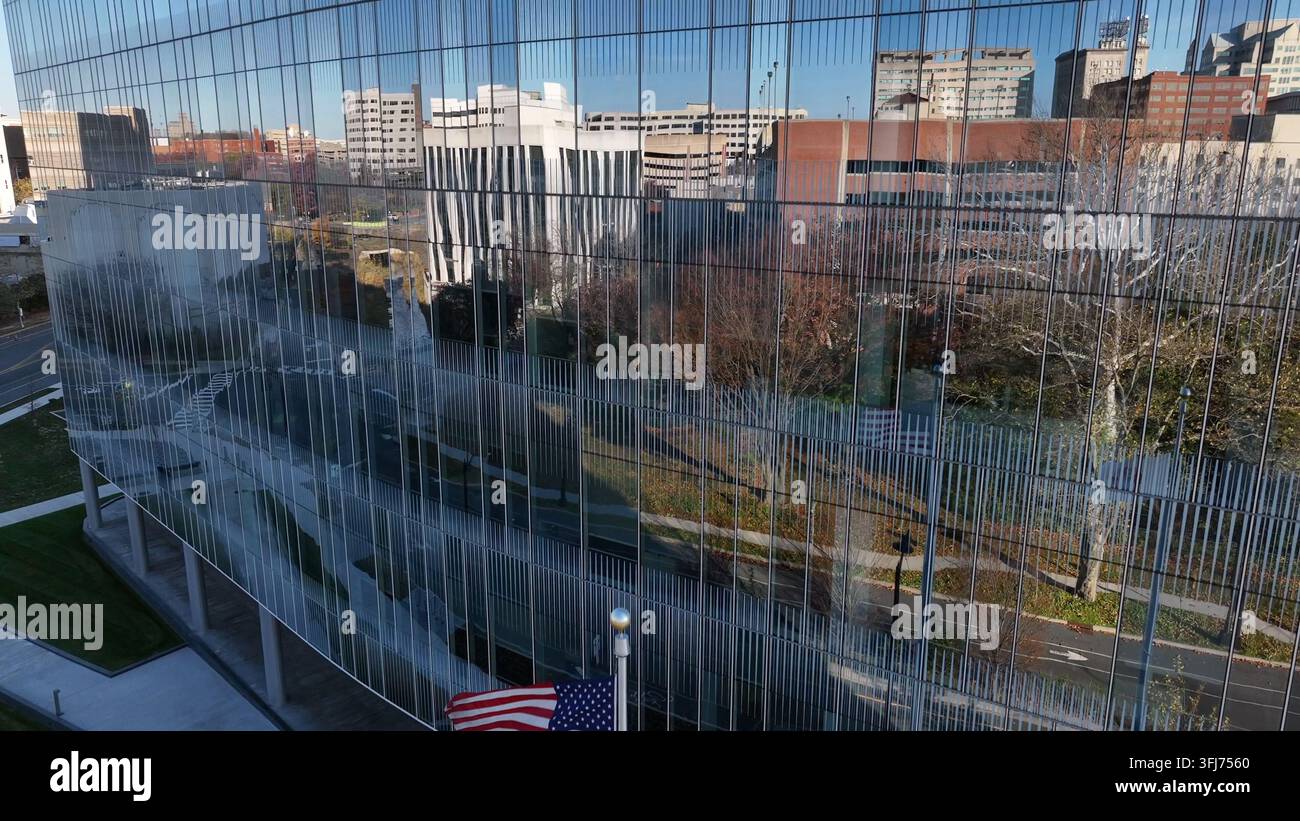 USA- und Staat New Jersey-Flaggen. NJ-Bürogebäude in der Innenstadt von Trenton. Stockfoto