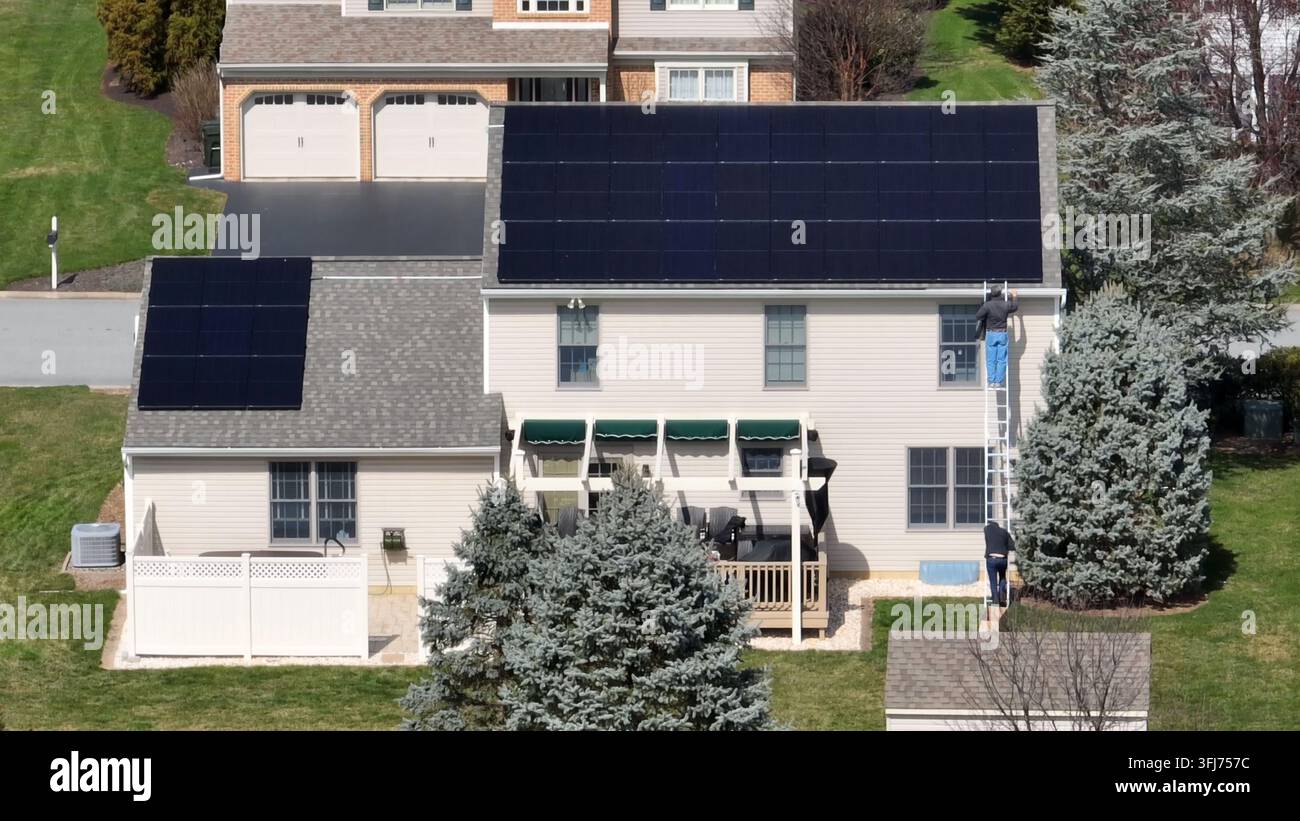 Installation von Solarpanelen auf einem Haus. Luftbild der erneuerbaren Energien, Pittsburgh, Pennsylvania. Stockfoto