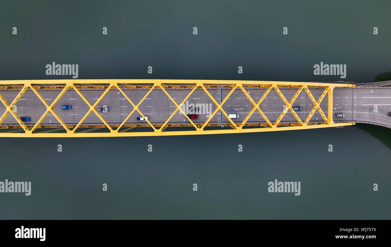 Top-Down-Luftbild von Autos, die über die Fort-Pitt-Brücke in Pittsburgh fahren. Iconische, berühmte gelbe Brücken in Pittsburgh PA, Pennsylvania. Stockfoto