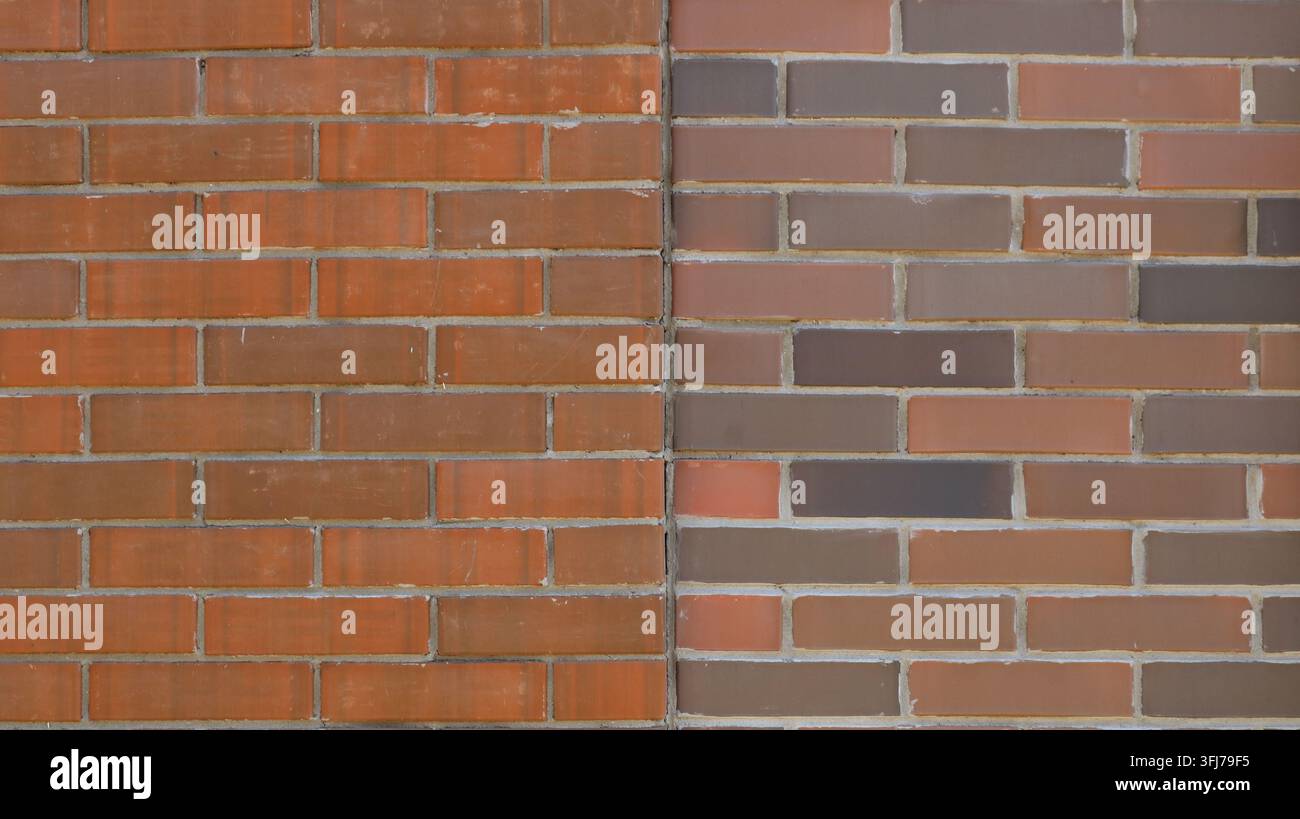 Zwei Mauerwerkoptionen. Links ist eine Wand aus einfarbigem terrakotta-rotem Ziegelstein. Rechts ist "bayerischer Stil"-Mauerwerk Stockfoto
