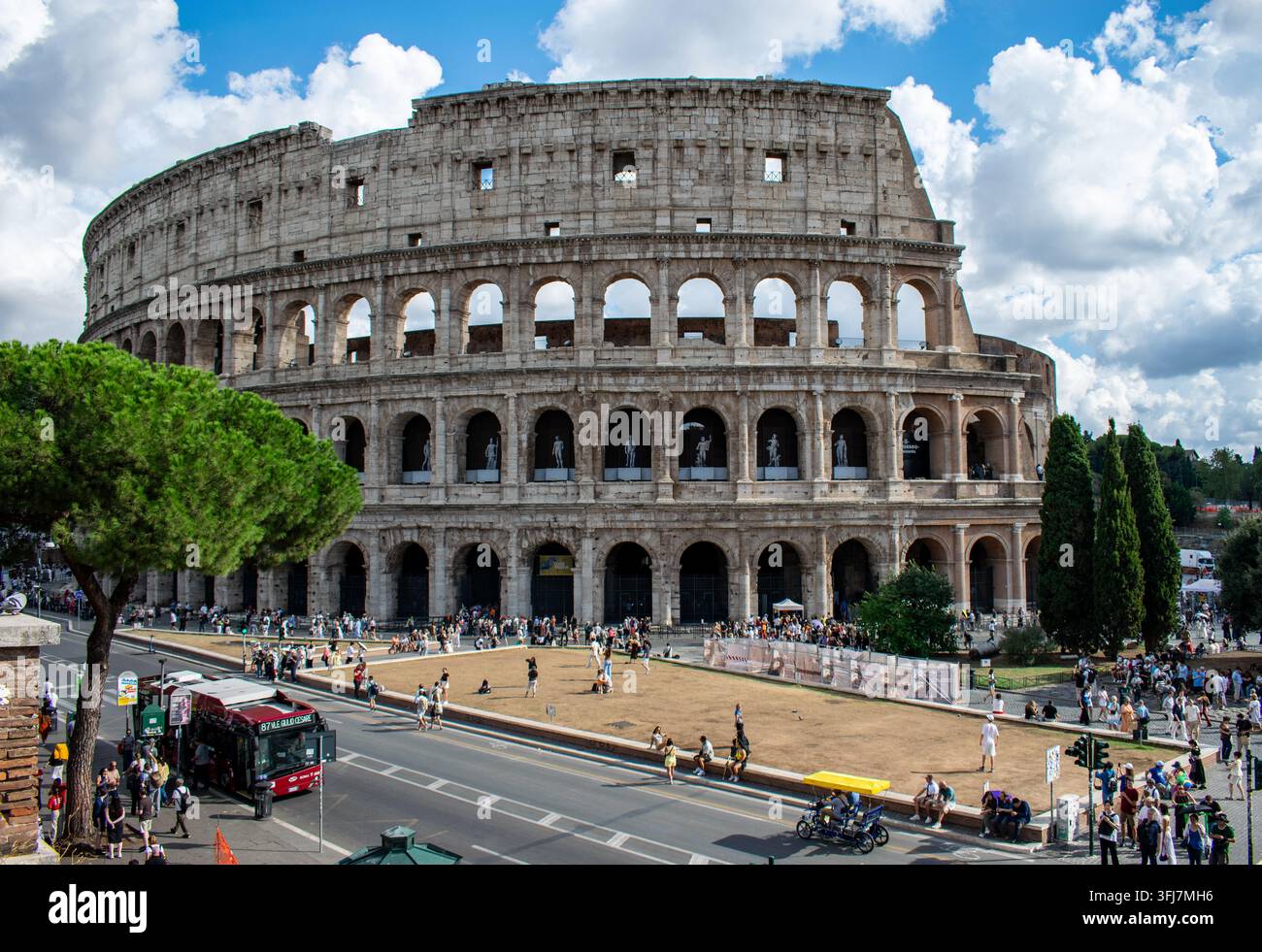Das Kolosseum, antikes römisches Amphitheater und ikonisches historisches Wahrzeichen im Zentrum Roms, Italien, mit Touristen und Besuchern. Stockfoto