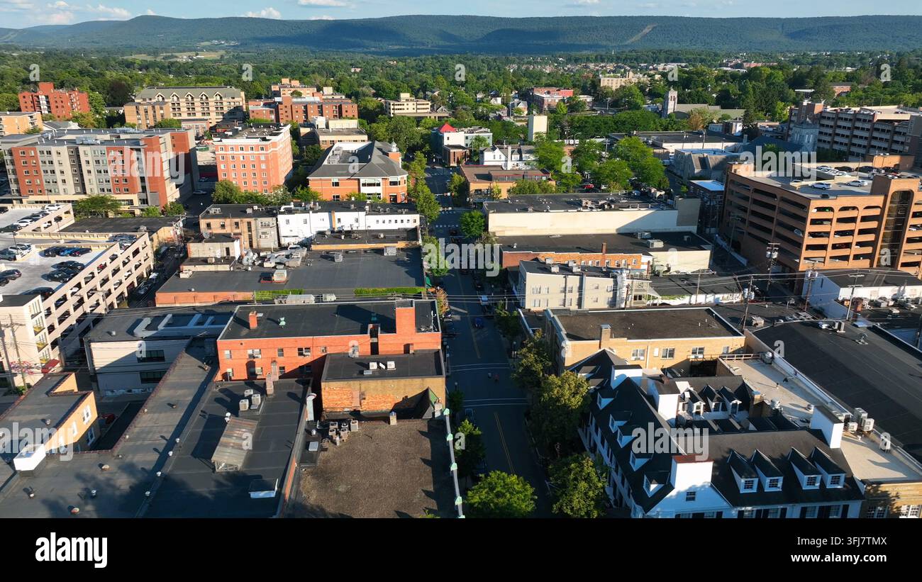 Downtown State College PA bei warmem Sommerabend. Luftaufnahme der Stadt Penn State University. LKW-Aufnahme, Houserville, Pennsylvania. Stockfoto