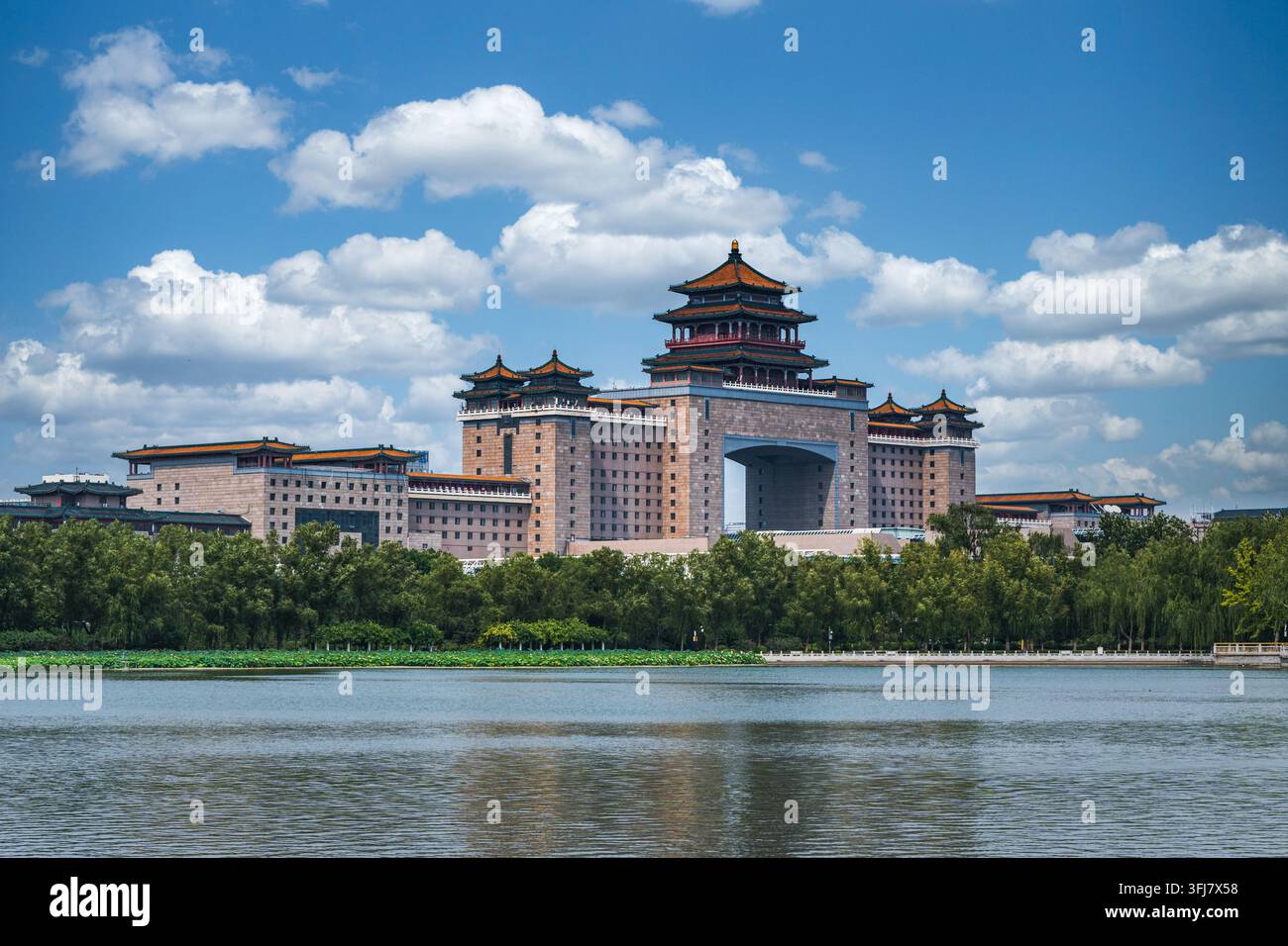 Die Schönheit der chinesischen Architektur am Beijing West Bahnhof, prächtiges Gebäude im Palaststil Stockfoto
