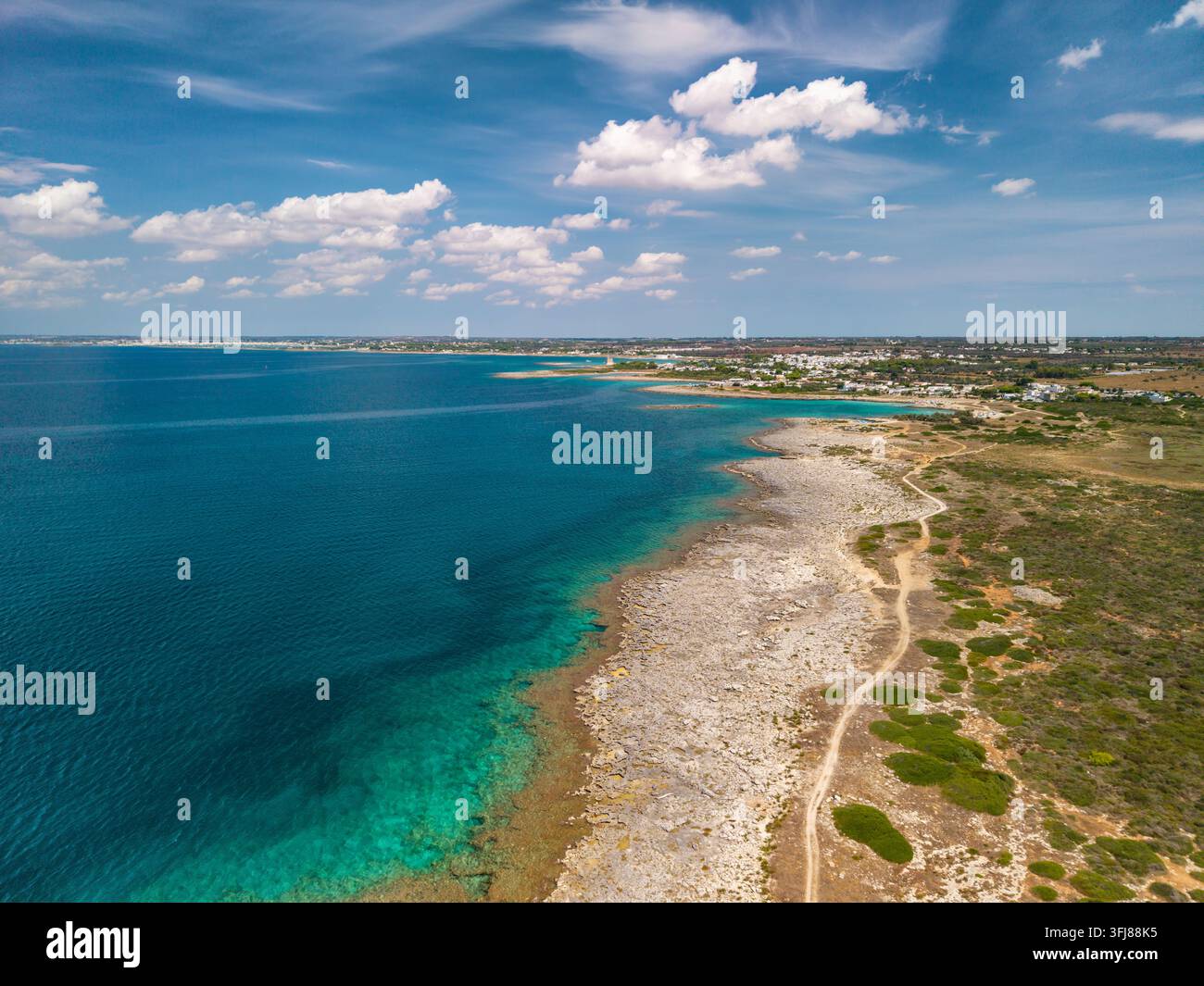 Luftaufnahme der Adriaküste im nördlichen Salento Stockfoto