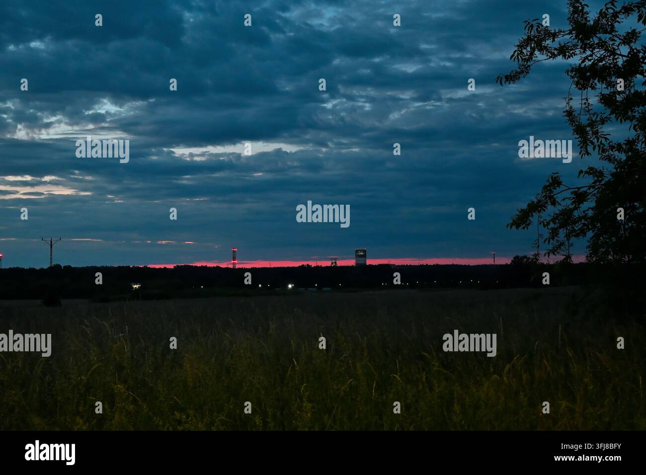 Entfernte Minenschächte der Kupfermine Lubin in der Dämmerung Stockfoto