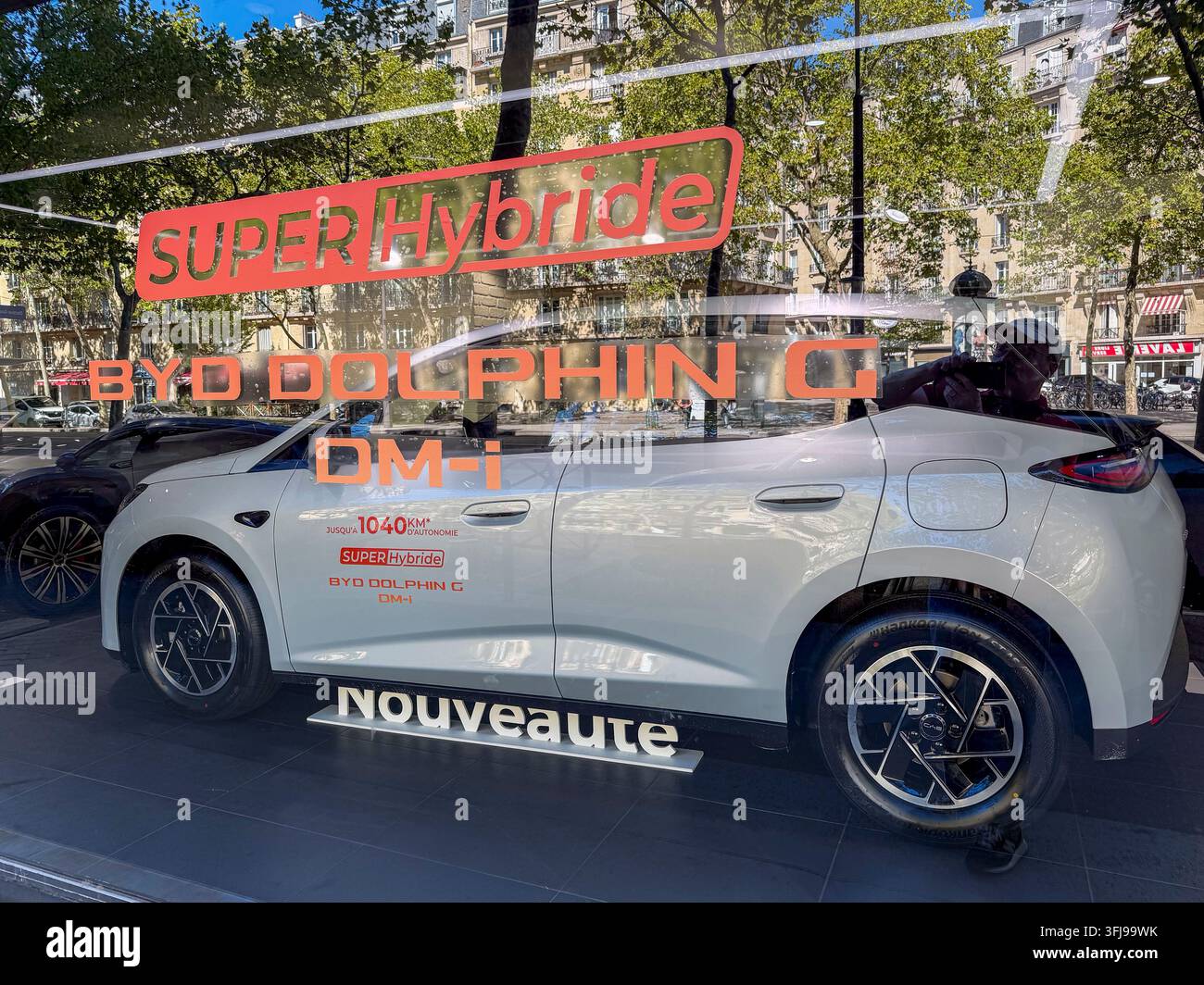 Elektroauto Made in China, BYD, Hybrid, Ansicht, Schaufenster, Schilderfensterdisplay Stockfoto