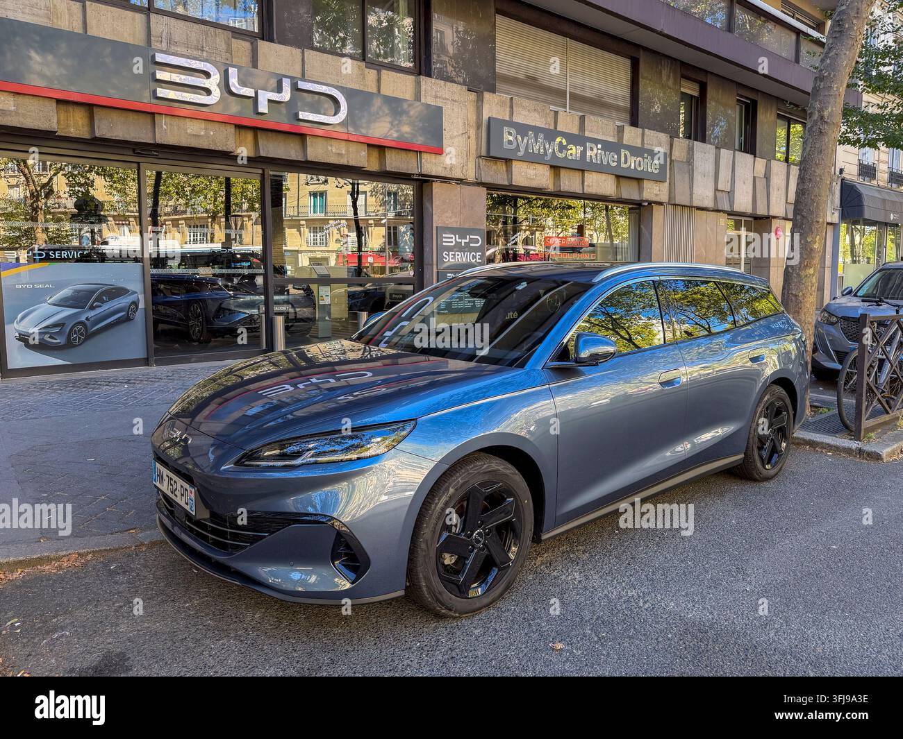 Paris, Frankreich, chinesisch hergestelltes Elektroauto, BYD, auf Straßenszene geparkt, Seitenansicht, Ladenfront Stockfoto