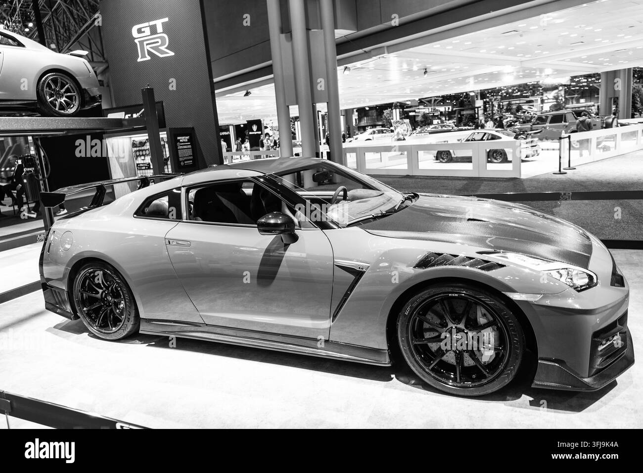 New York City, USA - 27. März 2024: Auto Show 2024. Nissan GT R Sportwagen. Nissan GT R Luxuscoupé. Nissan GT R Premium-Sportwagen, Seitenansicht Stockfoto