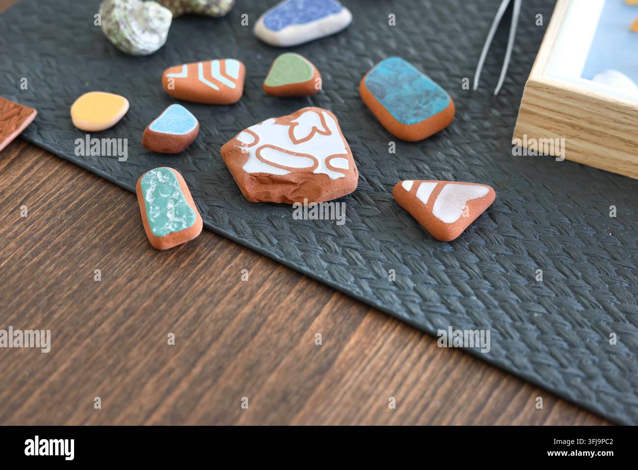 Upgecycelte Meereskeramikfragmente Stranddeko Handwerk. Umweltfreundliche nachhaltige Wohnraumgestaltung. Kreatives Sommerhobby DIY-Workshop-Hintergrund. Stockfoto