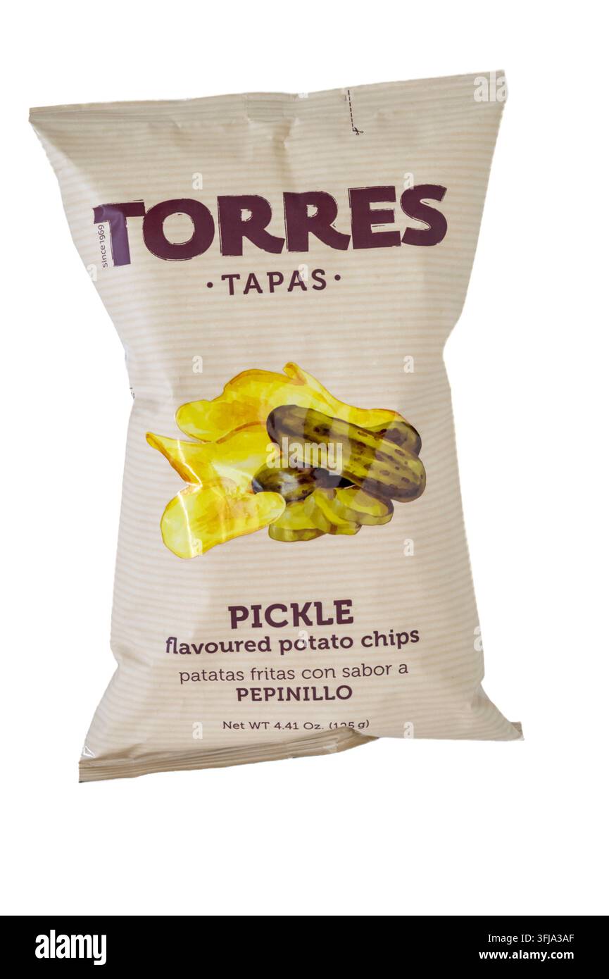 Eine Packung Torres Pickle gewürzter Kartoffelchips. Stockfoto