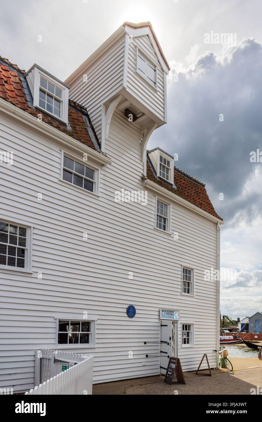 Die historische Woodbridge Tide Mühle an den Ufern des Flusses Deben in Woodbridge, Suffolk, England Stockfoto