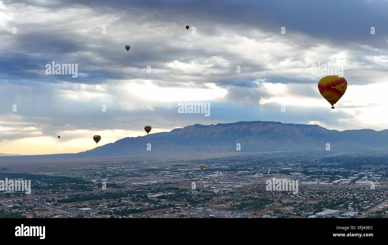 Heißluftballons fliegen über Albuquerque, New Mexico Stadt und Landschaft während des jährlichen Ballonfestivals. Luftaufnahme einer vielen Ballons in einer Stockfoto