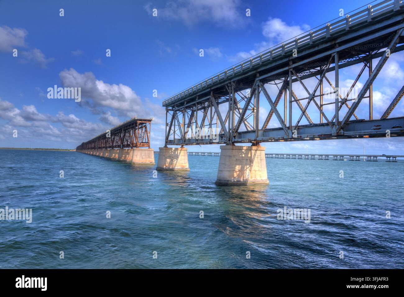 Bahia Honda Bridge im Bahia Honda State Park in den Florida Keys. Eine verlassene Brücke an der Overseas Highway, die die Florida Keys verbindet. Stockfoto