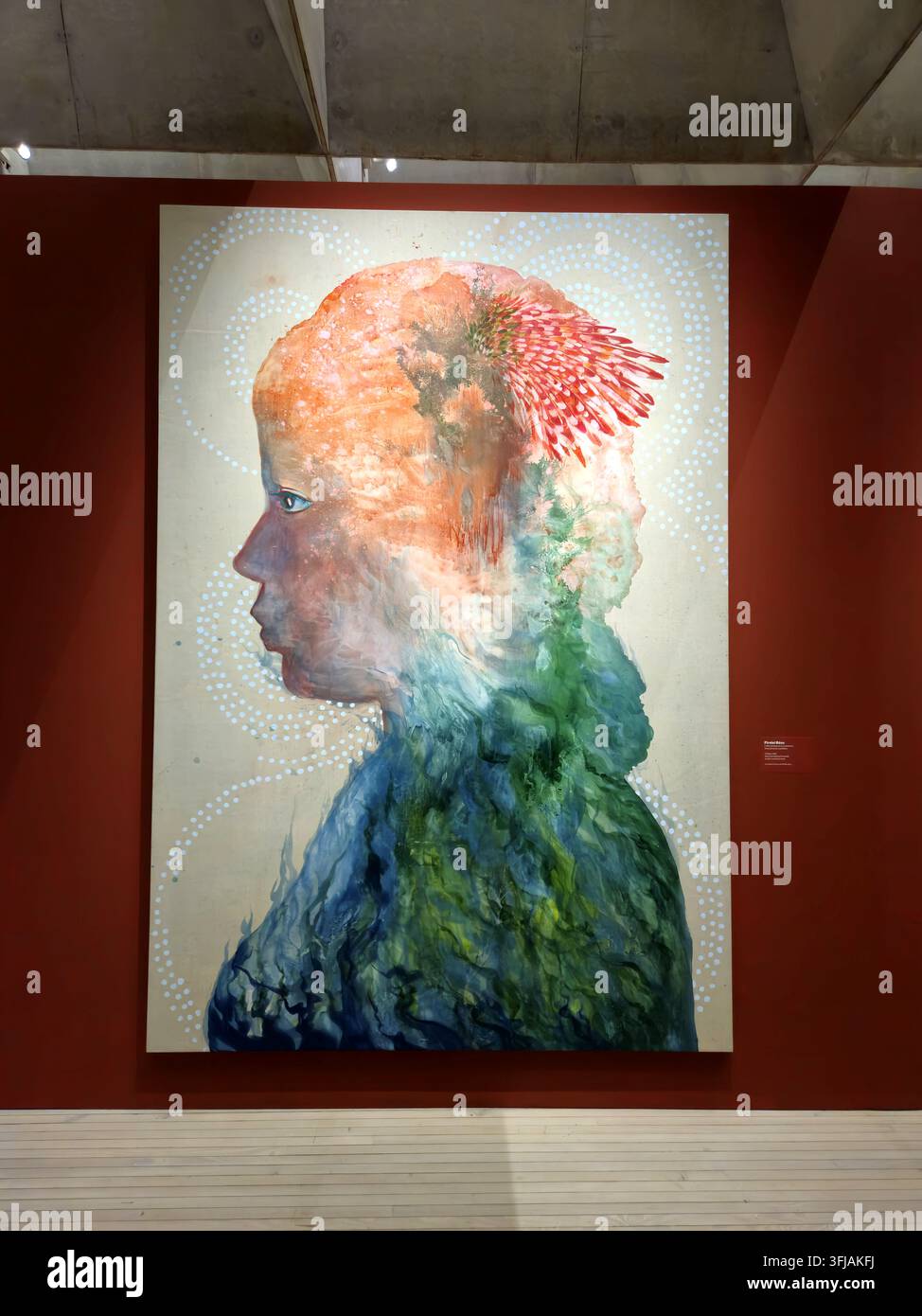 Stockholm, Schweden, 11. Januar 2026. Großes zeitgenössisches Porträtgemälde eines weiblichen Profils mit floralen und von der Natur inspirierten Aquarelltexturen, Ausst Stockfoto