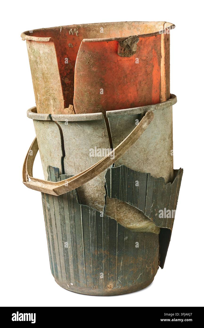 Stapel zerbrochener alter Plastik-Eimer isoliert auf weißem Hintergrund, schmutzige, rissige und beschädigte Behälter in Seitenansicht Stockfoto