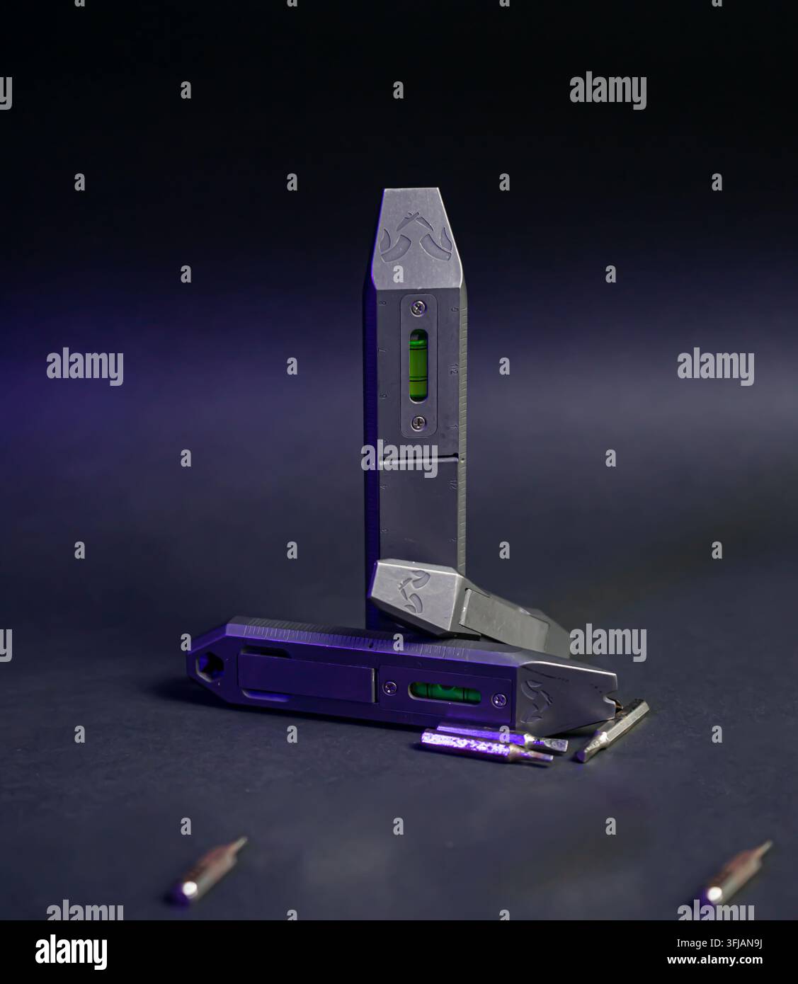Titanium EDC Pocket Multi-Werkzeug-Set mit Schraubendreher-Bits Studio-Display Stockfoto
