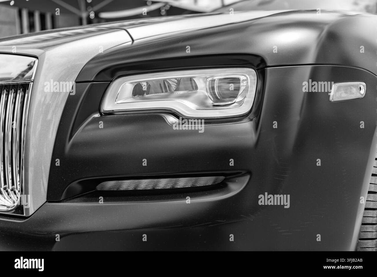 Miami, Florida, USA - 13. Juli 2025: Car Rolls Royce Wraith parkt im Freien. Graues schwarzes Auto, Eckansicht. 2016 Rolls Royce Wraith Luxuscoupé Stockfoto