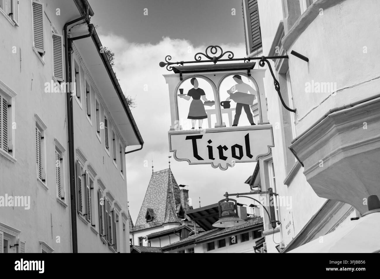 Bozen, Italien - 5. August 2019: Traditionelles schmiedeeisernes Schild in der Bindergasse, Bozen, Südtirol, Italien. Stockfoto