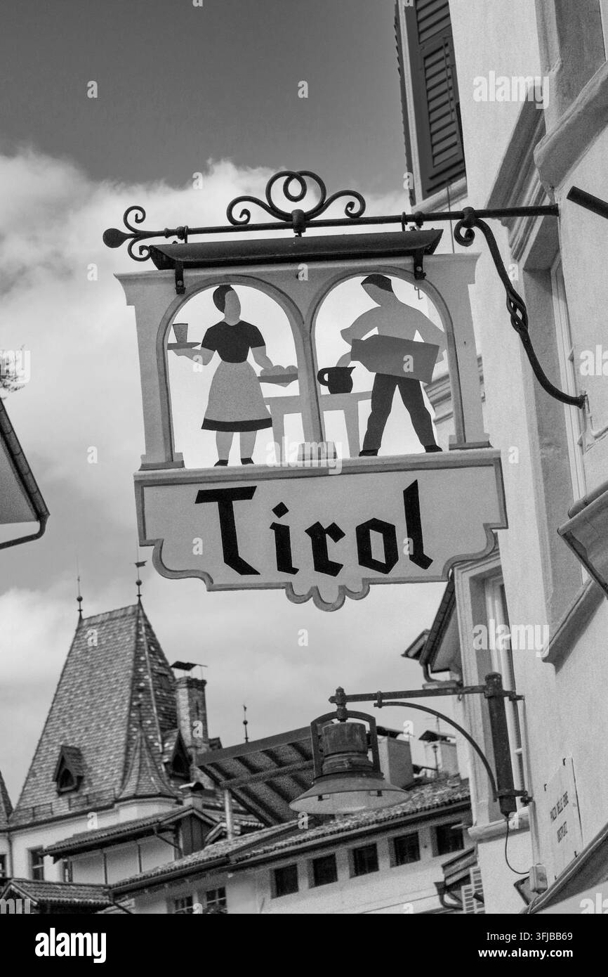 Bozen, Italien - 5. August 2019: Traditionelles schmiedeeisernes Schild in der Bindergasse, Bozen, Südtirol, Italien. Stockfoto