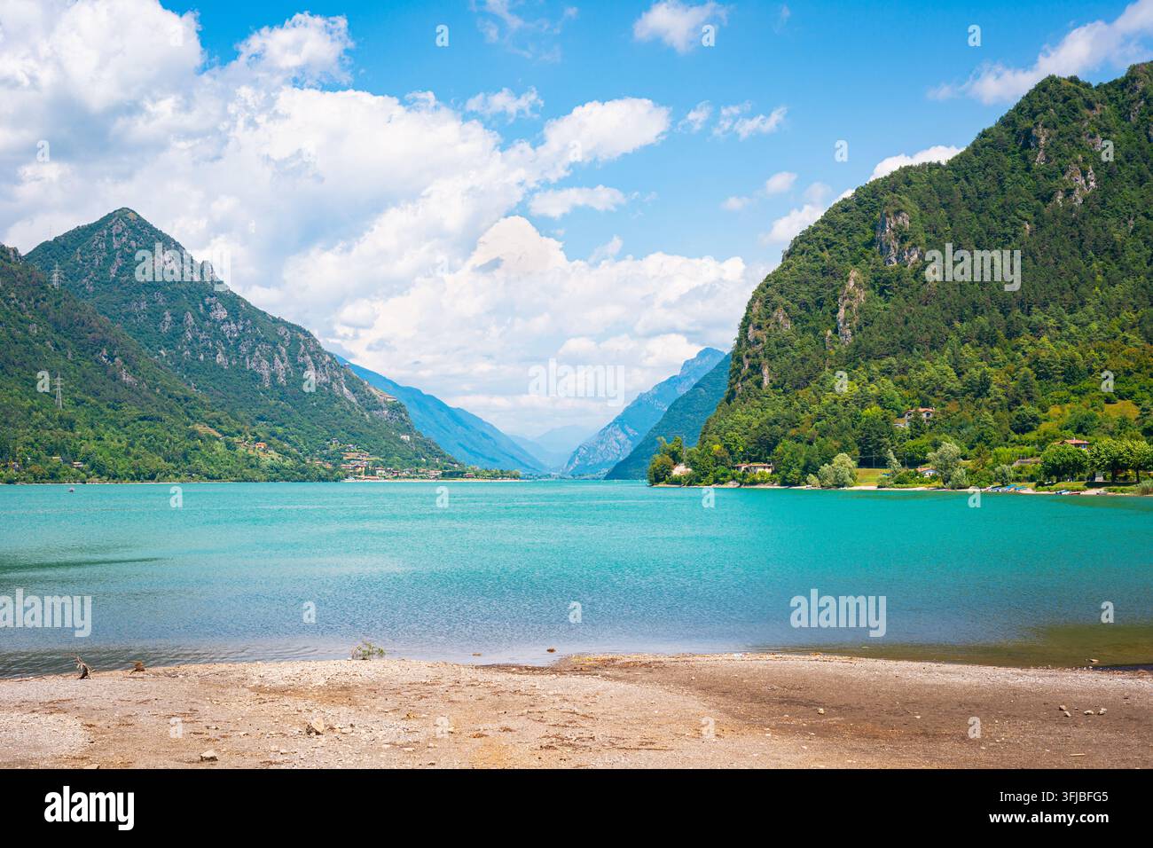 Wunderschönes türkisfarbenes Wasser des Bergsees Lago d'Idro in den italienischen Alpen. Stockfoto