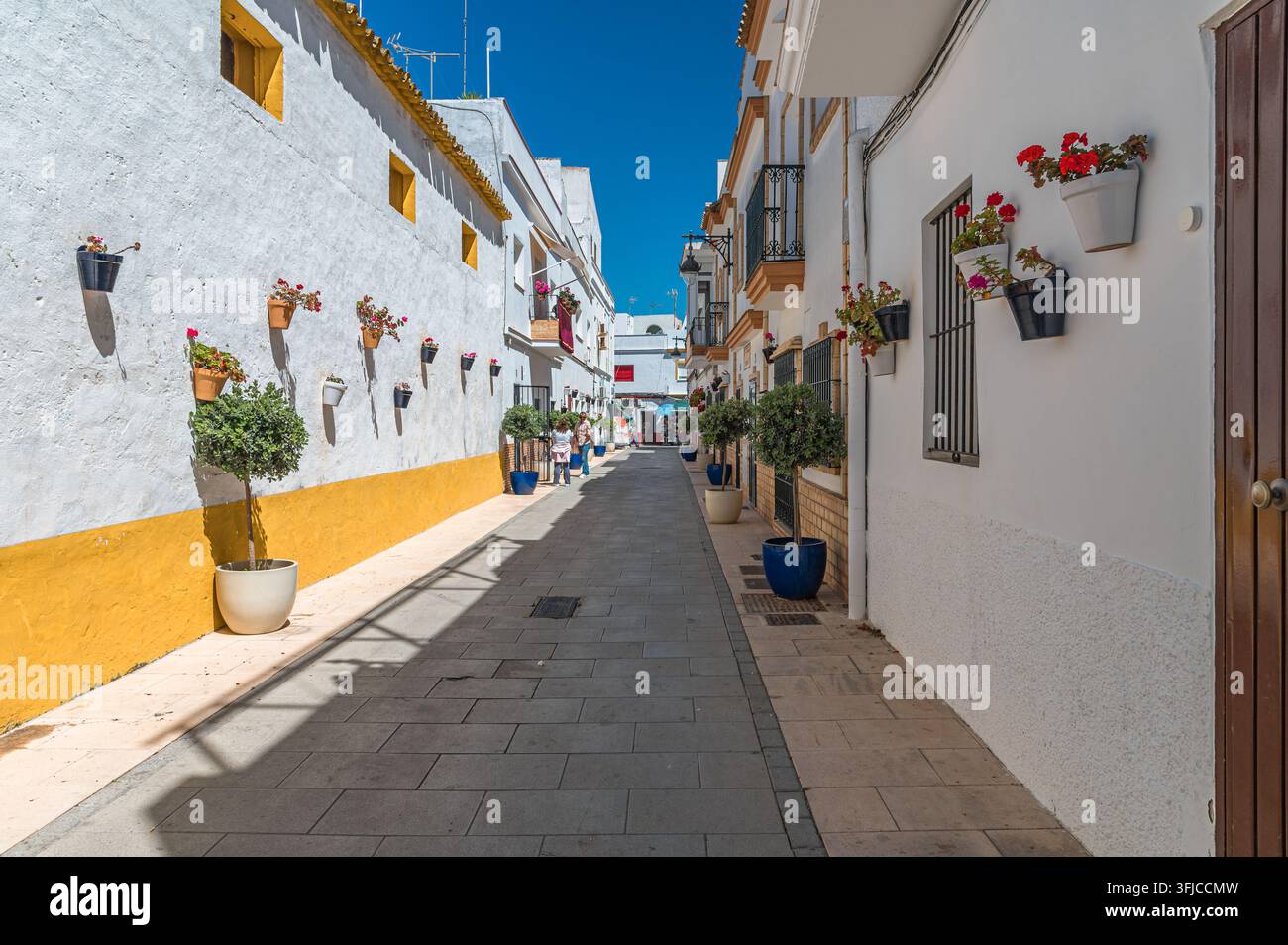CHIPIONA, SPANIEN – 5. APRIL 2023: Blick auf die Straßen im historischen Zentrum von Chipiona, Provinz Cádiz, Andalusien, Südspanien, zeigt die Architektur Stockfoto