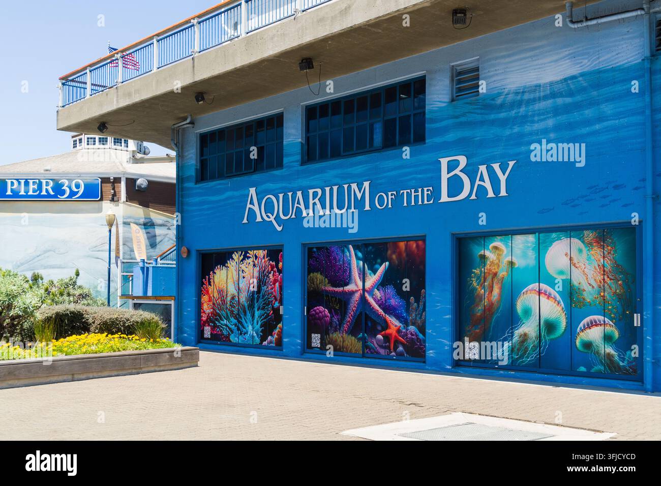 San Francisco, CA, USA - 4. Juni 2026: Aquarium of the Bay im urbanen Einkaufsviertel Pier 39 am Wasser. Stockfoto