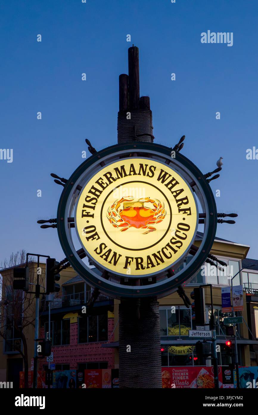 San Francisco, CA, USA - 3. Juni 2026: Wahrzeichen Fisherman's Wharf beleuchtetes Schild in der Dämmerung. Stockfoto