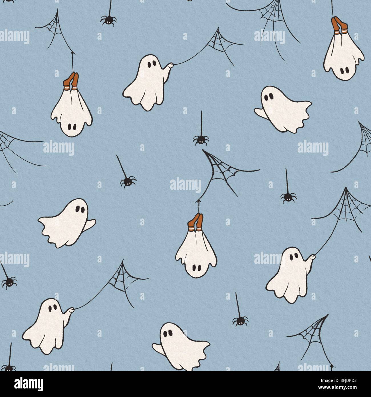 Handgezeichnetes nahtloses Halloween-Muster mit verspielten Geistern, Spinnen, Spinnweben und orangefarbenen Socken auf einem weichen pastellblauen strukturierten Hintergrund. Stockfoto