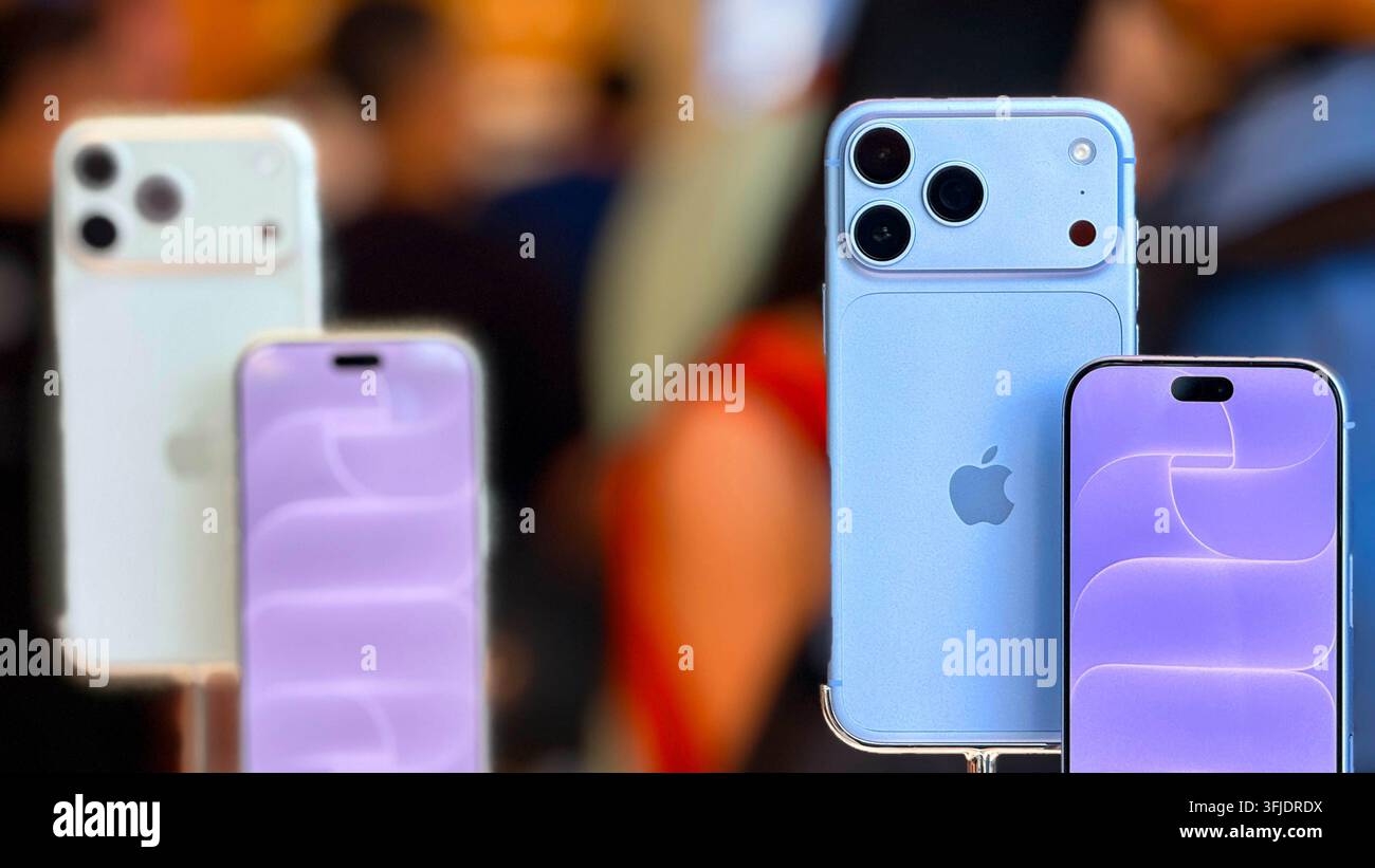 BANGKOK, THAILAND - 19. SEPTEMBER 2026: Vorder- und Rückansichten neuer farbenfroher iPhone 18 Pro Max-Smartphones, die auf Metallständern im Apple Store Ce präsentiert werden Stockfoto
