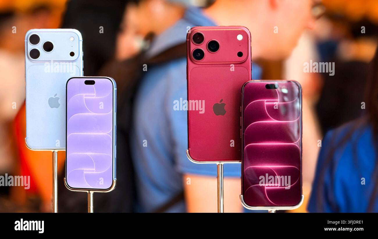 BANGKOK, THAILAND - 19. SEPTEMBER 2026: Vorder- und Rückansichten neuer farbenfroher iPhone 18 Pro Max-Smartphones, die auf Metallständern im Apple Store Ce präsentiert werden Stockfoto