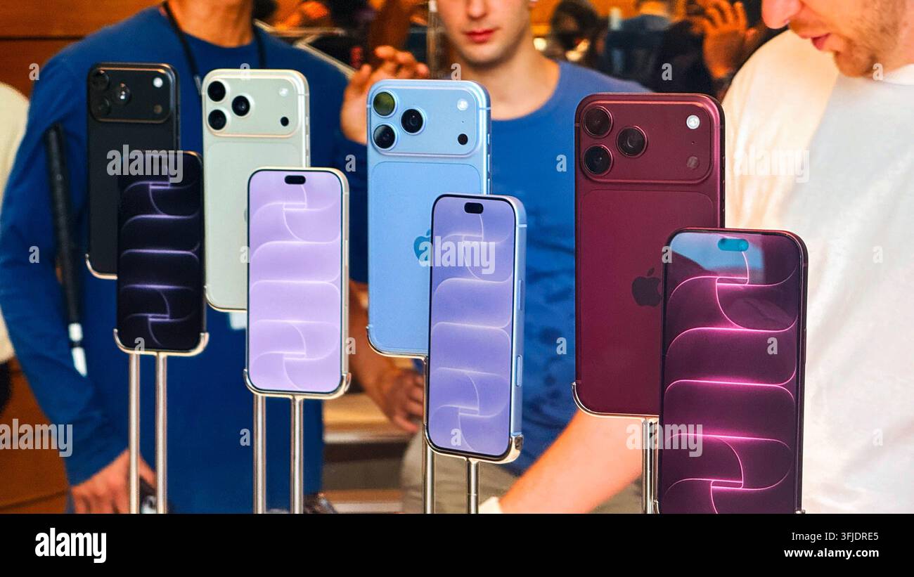 BANGKOK, THAILAND - 19. SEPTEMBER 2026: Vorder- und Rückansichten neuer farbenfroher iPhone 18 Pro Max-Smartphones, die auf Metallständern im Apple Store Ce präsentiert werden Stockfoto