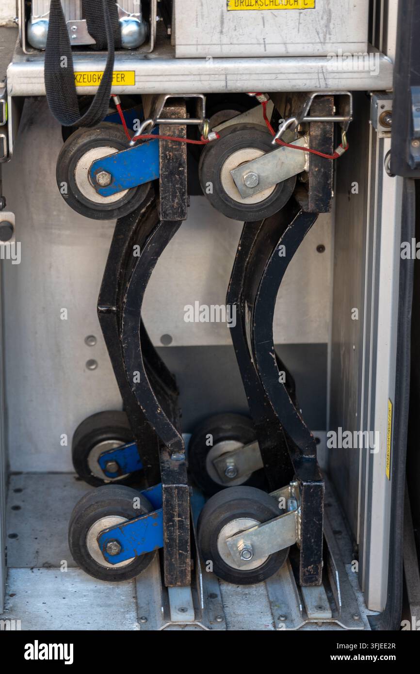 WIEN, ÖSTERREICH, 12. September 2026: Nahaufnahme von Metallrollradrädern und Halterungen in einem Lagerfach. Stockfoto