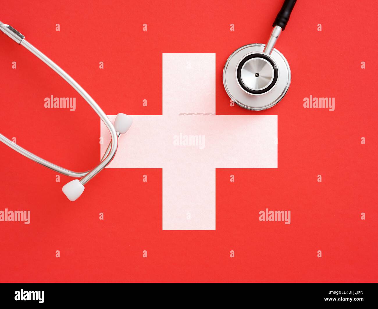 Stethoskop auf rotem Hintergrund mit weißem Kreuz, das die medizinischen Dienste und die Gesundheitsversorgung der Schweiz symbolisiert Stockfoto