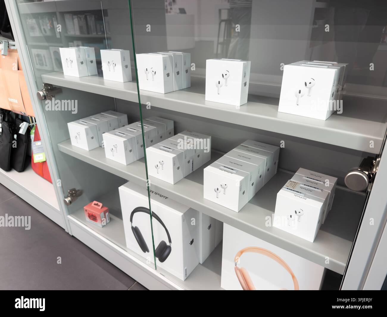 Posen, Polen – 19. September 2026: Apple-Verpackungsboxen, die ordentlich auf Glasregalen in einem Geschäft angeordnet sind, zeigen Verbraucher-Elektronikgeräte, die bereit sind Stockfoto