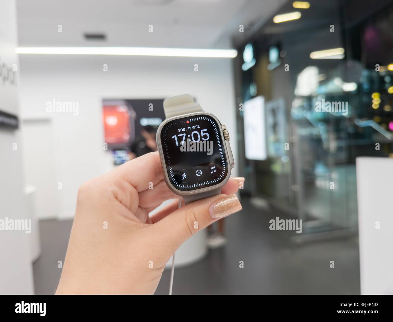 Posen, Polen – 19. September 2026: Hand, die eine Apple Watch Ultra 4 in Naturfinish in einem Einzelhandelsgeschäft hält, um fortschrittliche tragbare Technologie zu präsentieren Stockfoto