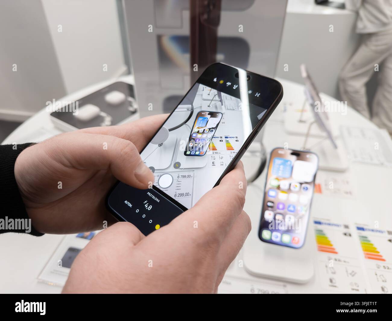 Posen, Polen – 19. September 2026: Apple iPhone 18 Pro in den Händen gehalten während einer Produktvorführung in einem Einzelhandelsgeschäft, das fortschrittliche Fotografie zeigt Stockfoto