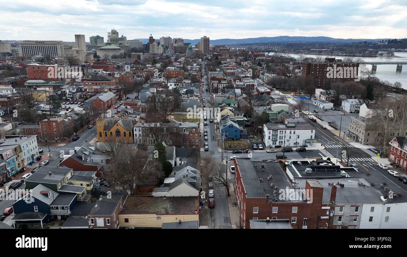 Luftbild eines Lastwagens von der Nachbarschaft und Häusern mit der Skyline von Harrisburg im Hintergrund. Enthüllung des Susquehanna-Flusses an einem schönen Wintertag in Pennsylvania. Stockfoto
