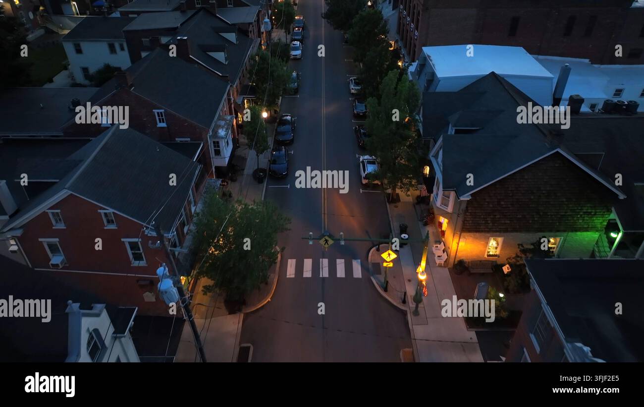 Ruhige Straßen und Nachbarschaft der Innenstadt von Lititz in der Dämmerung in Pennsylvania, USA. - Luftaufnahme. Stockfoto