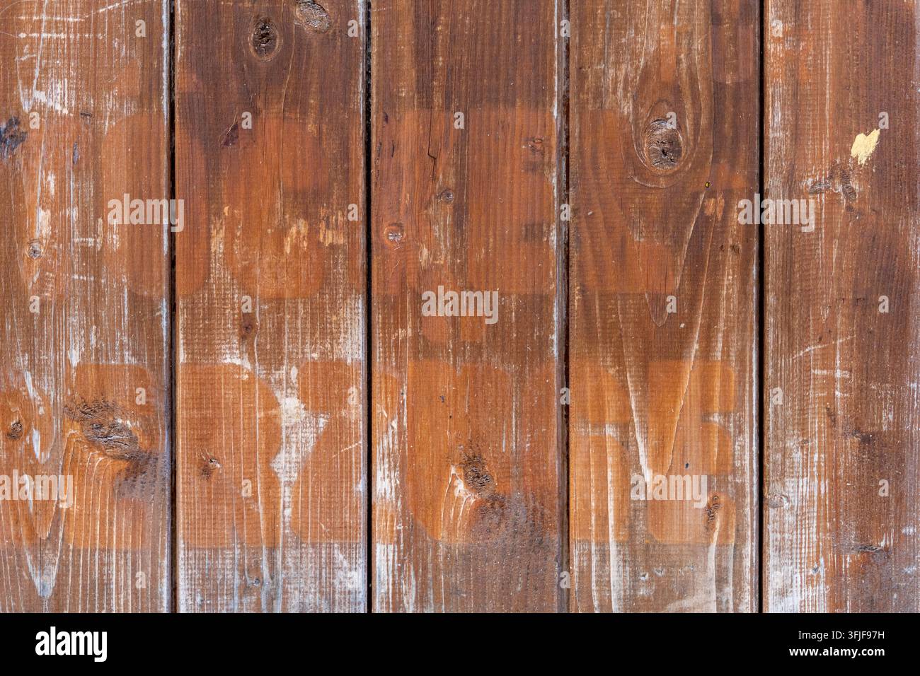 Verwitterte braune Holzplanken bilden einen rustikalen strukturierten Hintergrund. Stockfoto