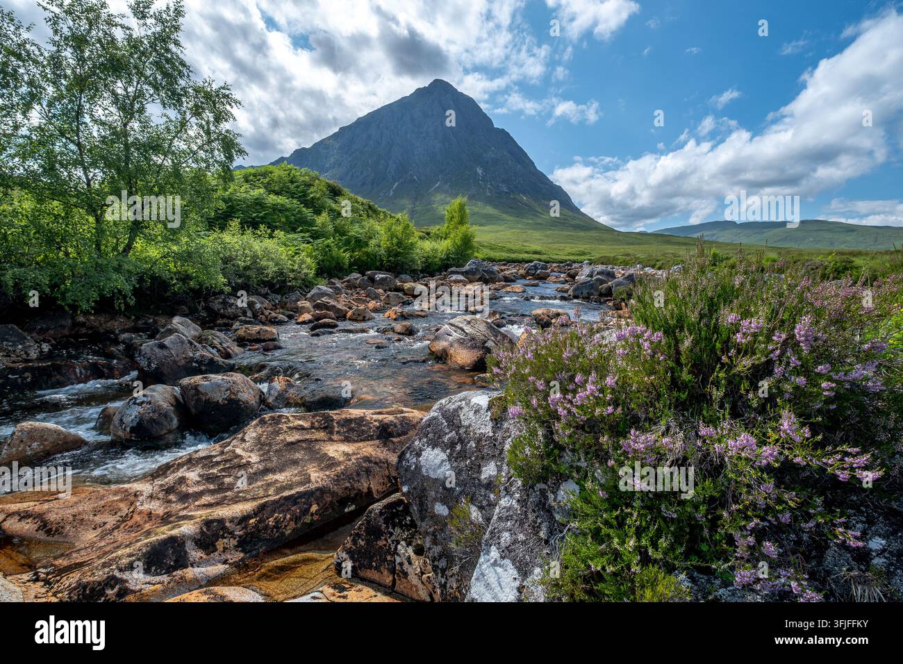 Blick auf den Buachaille Etive Mor über den Fluss Coupall Stockfoto