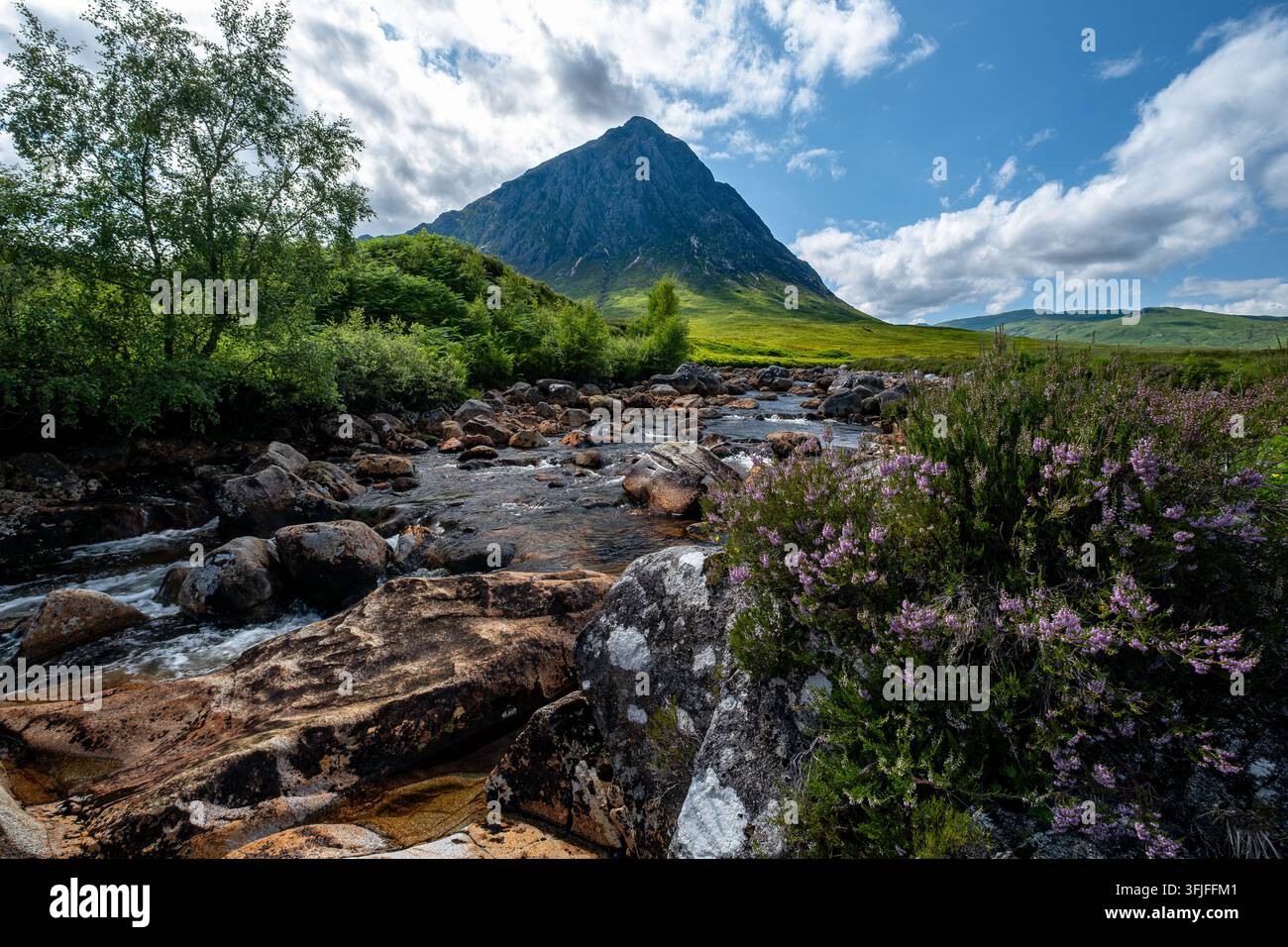 Blick auf den Buachaille Etive Mor über den Fluss Coupall Stockfoto