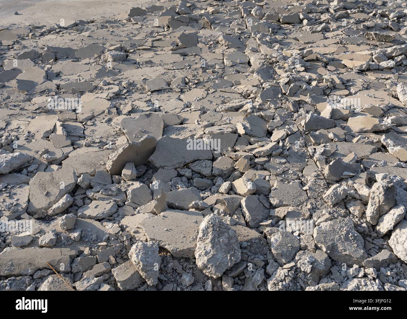 Steine, die den Boden bedecken und eine raue natürliche Textur bilden, geeignet für Geologie, Baumaterialien, Outdoor-Hintergründe und Umwelt-CO Stockfoto