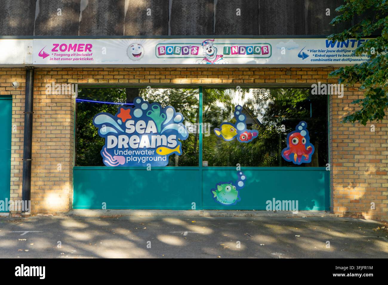 BRÜGGE, BELGIEN – 16. SEPTEMBER 2026: Hell dekorierte Fensterfront für Bobo's Indoor Sea Dreams Unterwasser-Spielplatz im Boudewijn Seapark in Brügge Stockfoto