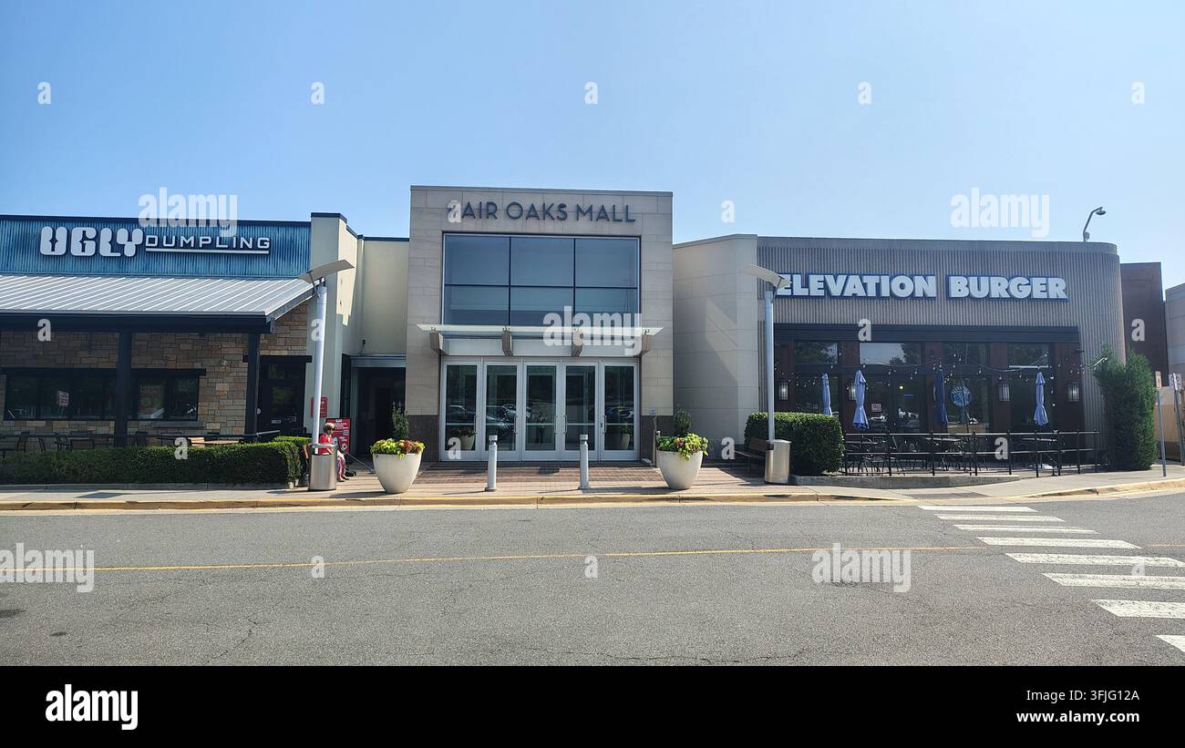 Chantilly, Virginia, USA – 15. August 2026: Der Eingang zum Fair Oaks Mall an einem sonnigen Tag. Ugly Dumpling und Elevation Burger Restaurants Stockfoto