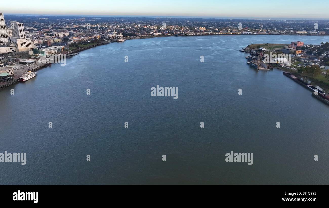 Weite Ausdehnung des Mississippi in New Orleans, Louisiana. Luftaufnahme. Stockfoto