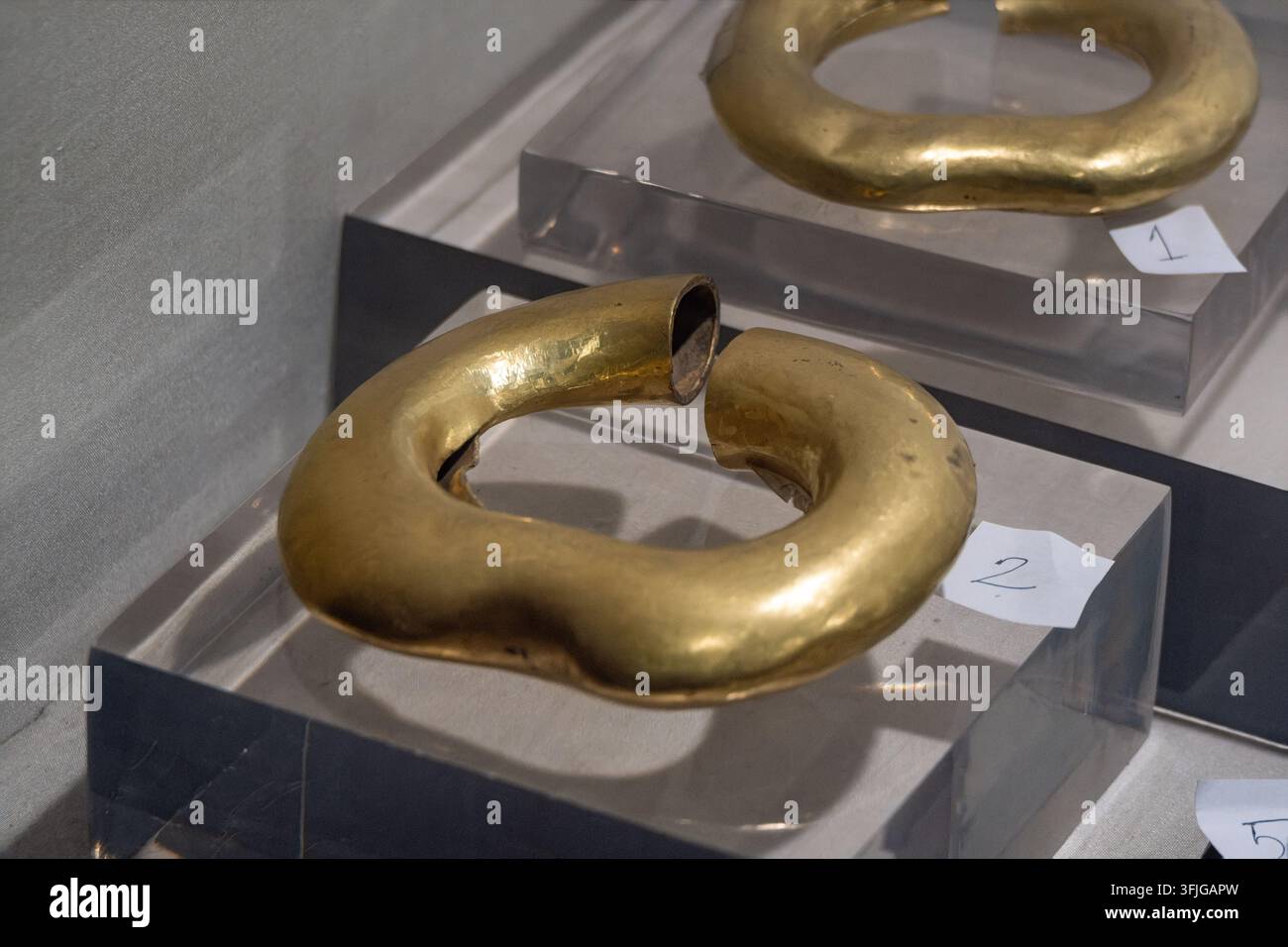Schmuckhort aus Mandi. Anfang des 2. Jahrtausends v. Chr. Goldschmuck, zusammen mit Silberornamenten und Halbedelsteinstücken, wurde von Dorf Stockfoto