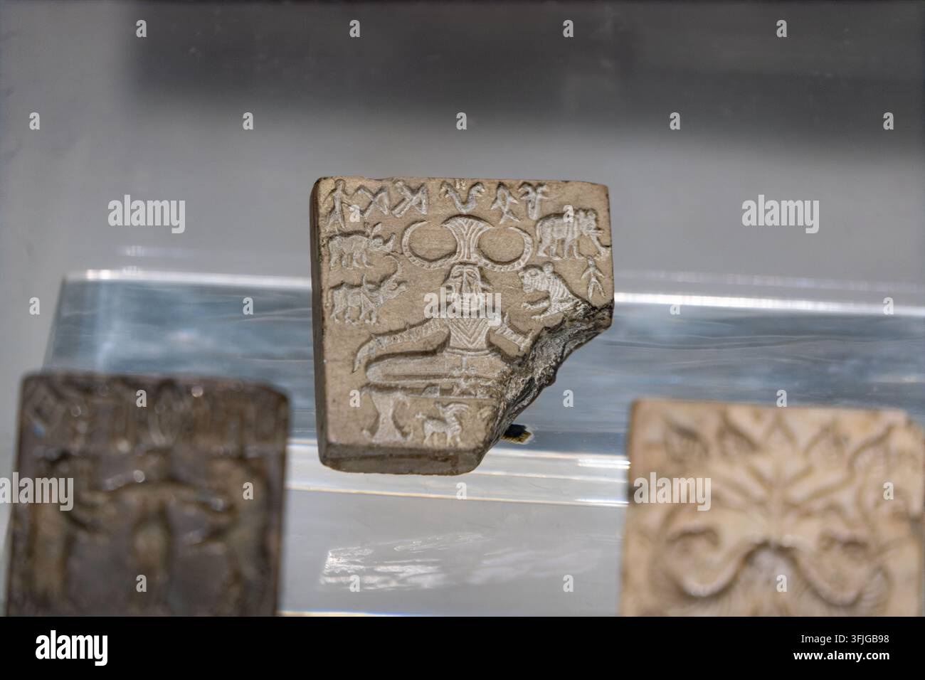 Pasupati-Siegel. Steatit. Mohenjo-Daro. Circa 2500-2400 v. Chr. 1-6/16 x 1-6/16 x ¼ Zoll. Dieses Siegel mit anthropomorpher Gestalt des ithyphallischen Shiva ist ein Stockfoto