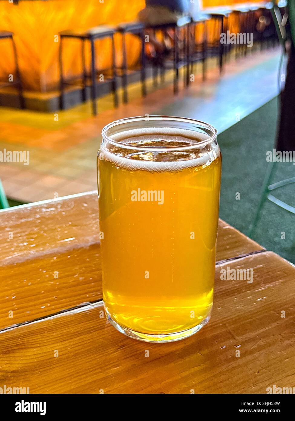 Pint amberfarbenes Bier auf einem Tisch in einem glasförmigen Einmachglas. Keine Menschen. - Smartphone-aufgenommenes Stockfoto
