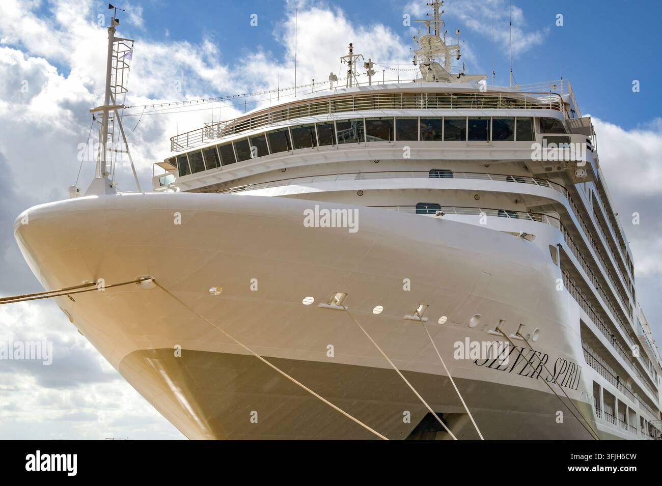 Bordeaux, Frankreich – 31. August 2026: Luxus-Kreuzfahrtschiff Silver Spirit, das von Silversea betrieben wird, liegt am Ufer der Garonne im Zentrum von Bordeaux Stockfoto